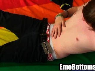 이 섹시한 emo 트윙크는 그의 큰 거시기를 가볍게 치고있다.