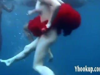 바다에서 스트립하는 3 명의 소녀 yhookup_c