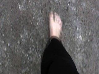 맨발의 소녀가 도시에서 산책 1