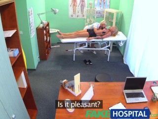 가짜 병원의 폐소 공포증 환자 섹시한 러시아 금발가 화려한 간호사를 사랑하는 것 같습니다.