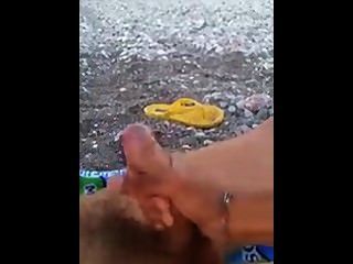 해변에 남자 친구의 손을 내주고있다.