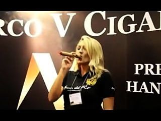 아름 다운 여자 ipcpr 2012에서 마르코 v의 킹 흡연