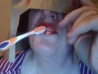 픽시 여자 브러쉬 그녀의 이빨을 정액