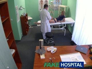 가짜 병원 무고한 금발이 의사 마사지를받습니다.