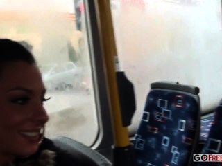 린지 올슨 엉덩이가 공공 버스에서 좆 됐어.