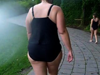 Grosse catin en maillot de bain à la piscine