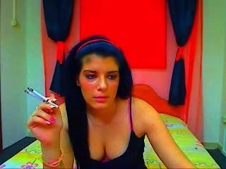 한 번에 2 개의 담배를 피우는 웹캠 소녀 # 2